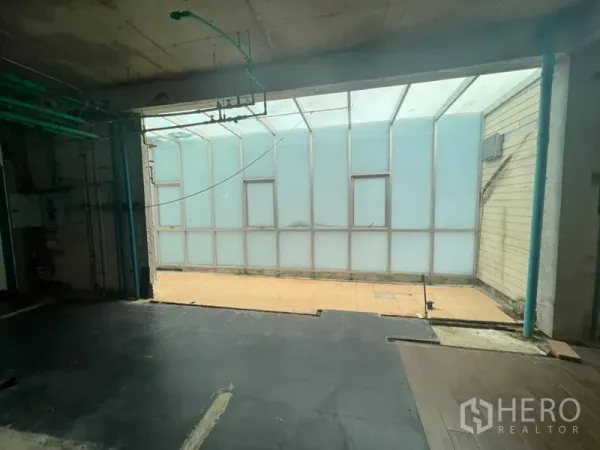 零售空间 出租在Watthana, Bangkok - 开阔平面空间，半透明屋顶板、外露管线及侧边露台。