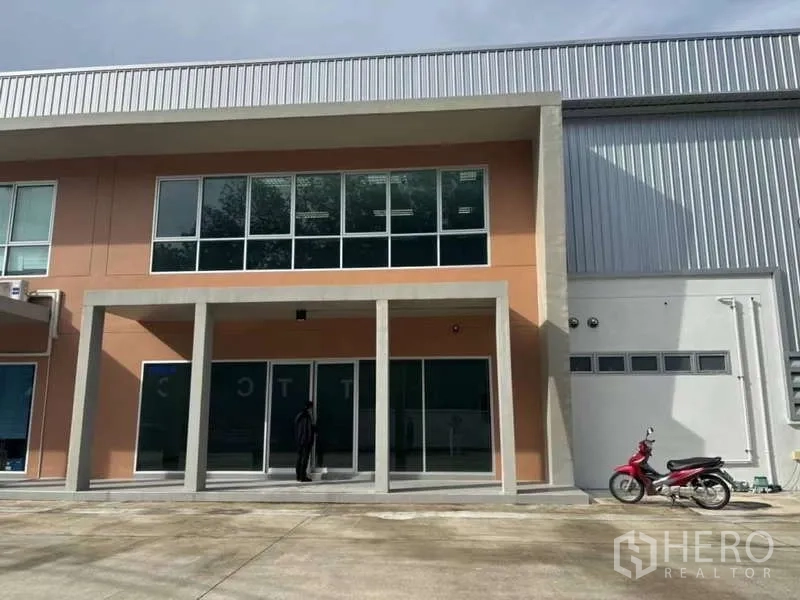 货栈 出租在Nikhom Phatthana, Rayong - 带大面积玻璃窗的前置办公楼，与仓库连通