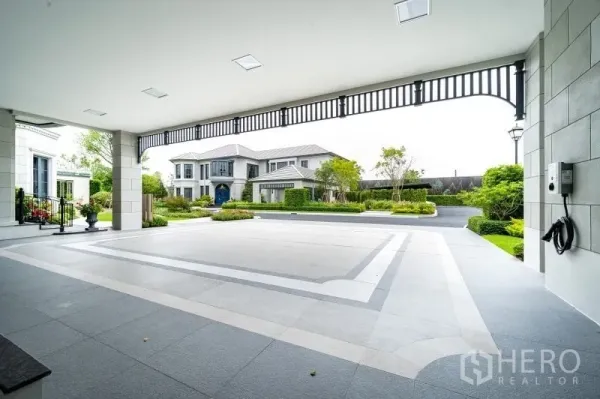 บ้าน ขายในBang Kapi, Bangkok - ที่จอดรถในร่มพื้นลายสวย จุดชาร์จรถยนต์ไฟฟ้า มองออกสู่ถนนภายในโครงการ
