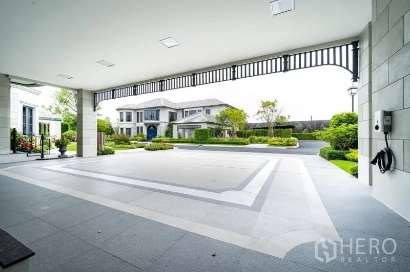 บ้าน ขายในBang Kapi, Bangkok - ที่จอดรถในร่มพื้นลายสวย จุดชาร์จรถยนต์ไฟฟ้า มองออกสู่ถนนภายในโครงการ