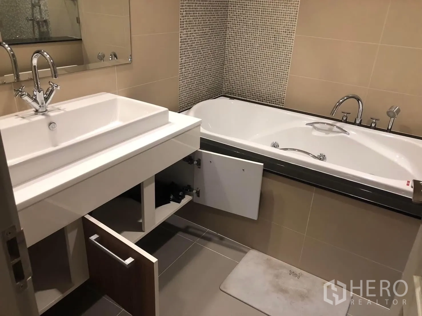 Detached House for rent in Bang Khae, Bangkok - Modern bathroom with wide vanity, mirror and a built‑in soaking bathtub.