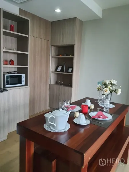 คอนโด ให้เช่าในWatthana, Bangkok - มุมทานอาหารพร้อมโต๊ะไม้ทึบและชั้นบิวท์อินในคอนโดเขตวัฒนา