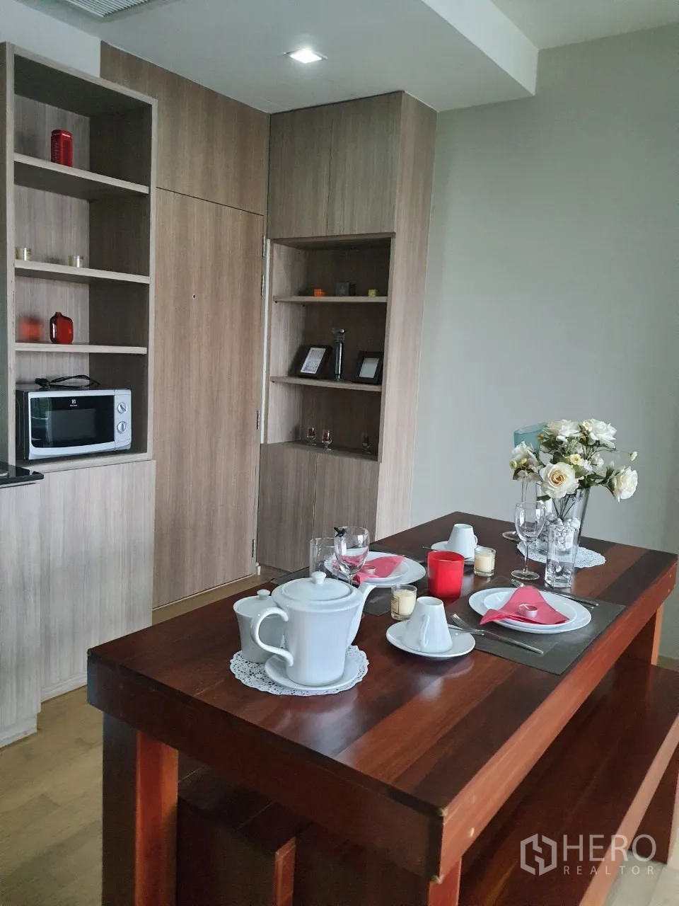 คอนโด ให้เช่าในWatthana, Bangkok - มุมทานอาหารพร้อมโต๊ะไม้ทึบและชั้นบิวท์อินในคอนโดเขตวัฒนา