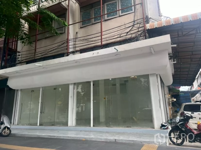 พื้นที่ขายปลีก ให้เช่าในKhlong Toei, Bangkok - หน้าร้านชั้นล่าง กระจกบานใหญ่พร้อมกันสาดสีขาว บนถนนในกรุงเทพฯ