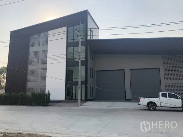 โรงงาน ขายในPathum Thani - ภายนอกโรงงานสมัยใหม่ที่ธัญบุรี มีอาคารสำนักงาน 3 ชั้นผนังกระจกและประตูม้วนคู่