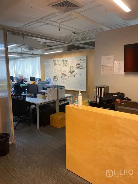 สำนักงาน ให้เช่าในKhlong Toei, Bangkok - เคาน์เตอร์ต้อนรับมองไปยังพื้นที่ทำงานแปลนเปิดและผนังไวท์บอร์ดขนาดใหญ่
