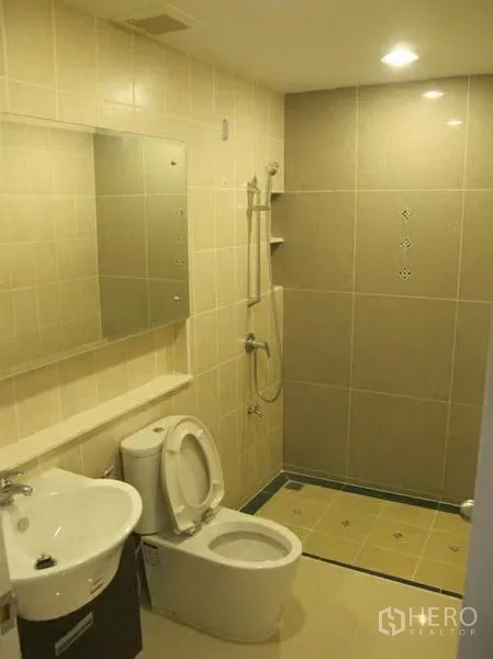 ทาวน์เฮาส์ ให้เช่าหรือขายในWang Thonglang, Bangkok - ห้องน้ำปูกระเบื้องพร้อมโซนอาบน้ำ โถสุขภัณฑ์ อ่างล้างหน้าและกระจก
