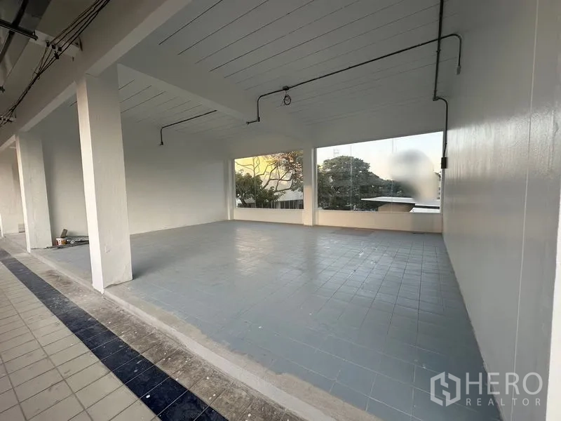 พื้นที่ขายปลีก ให้เช่า - หน้าร้านกว้างติดทางเดินในร่ม เข้าสู่พื้นที่ค้าปลีกปูกระเบื้องสะอาด พร้อมหน้าต่างสูงจรดเพดาน