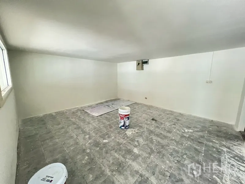 展厅 出租在Khlong Toei, Bangkok - 小型功能房正在翻修，地砖与油漆桶可见。