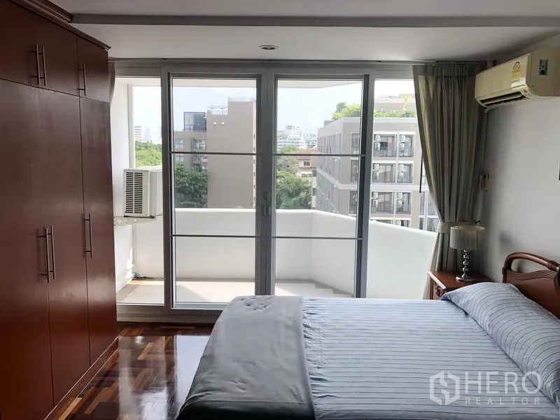 คอนโด ให้เช่าหรือขายในWatthana, Bangkok - ห้องนอนที่สองหันสู่ระเบียงส่วนตัว ตู้เสื้อผ้าบิลต์อิน และวิวเมือง