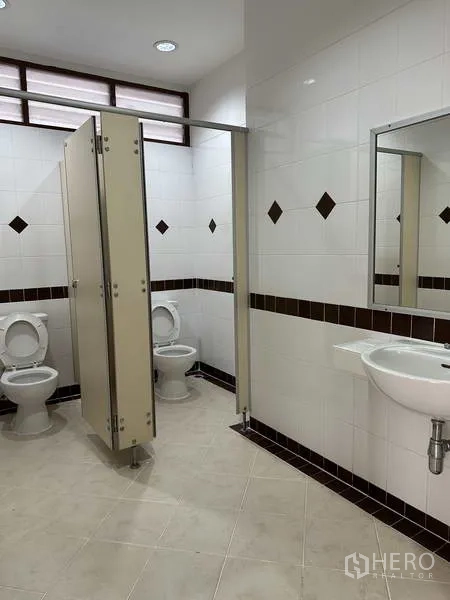 工厂 出租在Bang Phli, Samut Prakan - 设施齐全的卫生间，隔间与洗手盆