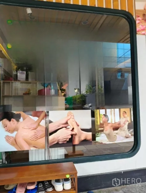 店屋 出租在Watthana, Bangkok - 临街橱窗张贴水疗宣传海报，内有鞋架。