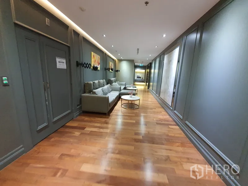 ออฟฟิศ for rent in Khlong Toei, Bangkok - โถงยาวมีโซฟาและโต๊ะกาแฟทรงกลมสำหรับนั่งรอ