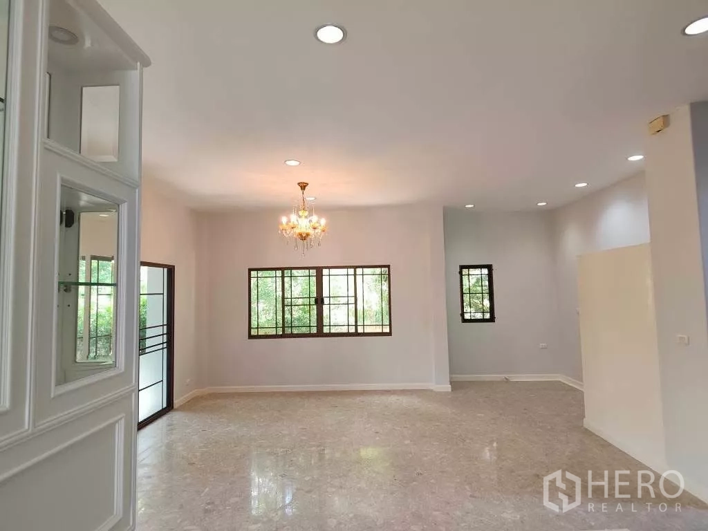 独立式住宅 出租或出售在Mueang Nonthaburi, Nonthaburi - 宽敞餐厅，水晶吊灯、大窗与大理石地面。