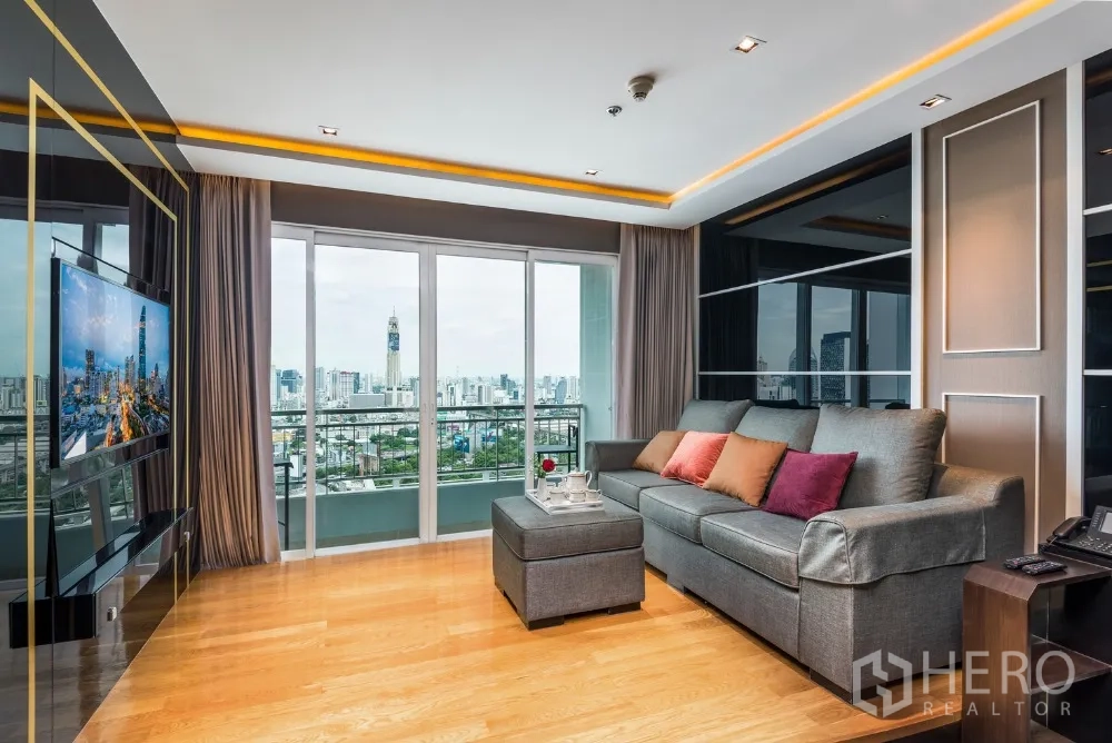 公寓 出租在Ratchathewi, Bangkok - 客厅灰色沙发连接阳台，城市全景尽收眼底。