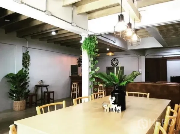 ทาวน์เฮาส์ ให้เช่าในChatuchak, Bangkok - พื้นที่ทานอาหารแบบโอเพ่น พร้อมโต๊ะยาว โคมไฟห้อย และคานโชว์