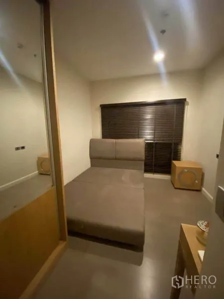 คอนโด ให้เช่าในKhlong Toei, Bangkok - ห้องนอนอบอุ่น เตียงบุนุ่ม ม่านบลายด์ทึบแสง และตู้เสื้อผ้าบานกระจก