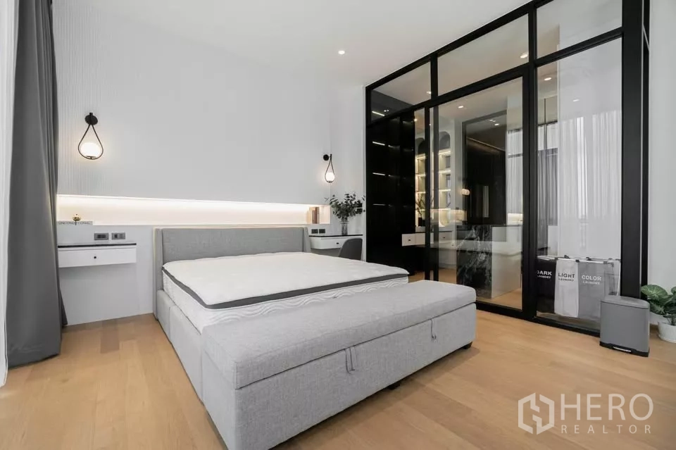 ทาวน์เฮาส์ ขายในChatuchak, Bangkok - ห้องนอนมาสเตอร์หันสู่ตู้เสื้อผ้ากระจกและโซนแต่งตัว