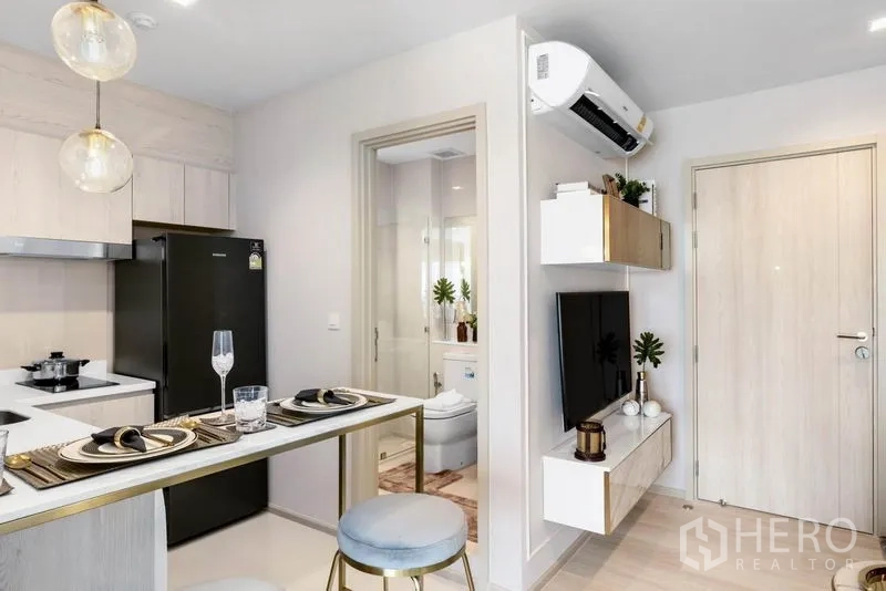 คอนโด ขายในPathum Wan, Bangkok - ครัวขนาดกะทัดรัดพร้อมไอส์แลนด์บาร์ ตู้บิลต์อิน มองเห็นห้องน้ำสมัยใหม่