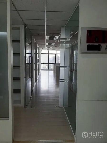 办公空间 出租在Bang Rak, Bangkok - 开放式办公区，内置工位与大窗城市景观。