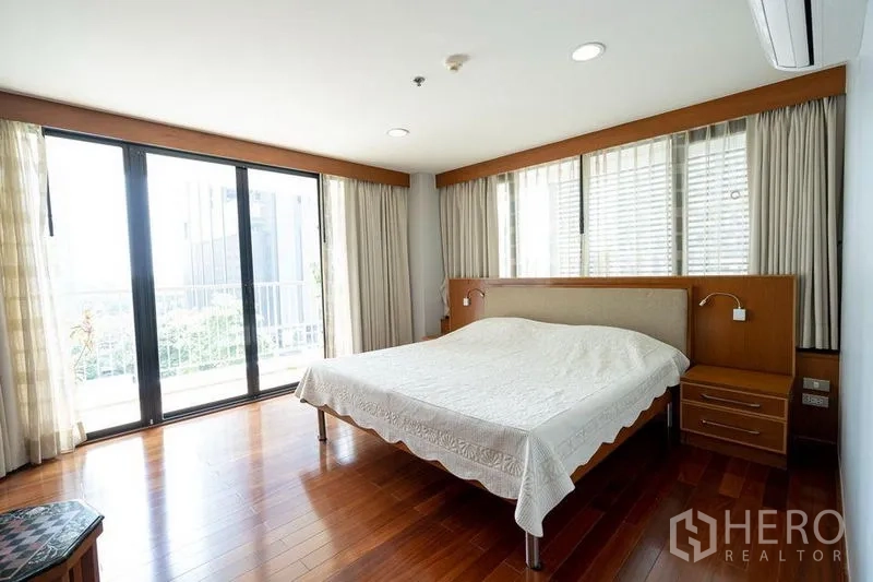 公寓 出售在Watthana, Bangkok - 主卧大窗与阳台相连，享开阔城市景观。