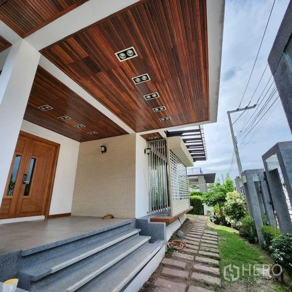 บ้าน ขายในPhra Khanong, Bangkok - ชานหน้าบ้านฝ้าไม้บังตา บันไดทางขึ้น และสวนทางเดินข้างรั้ว