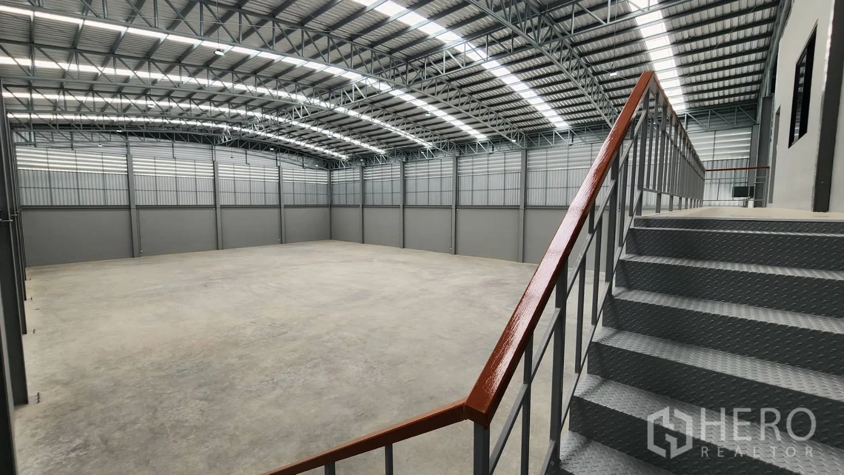 Factory for rent or sale in Bang Bo, Samut Prakan - Sturdy steel staircase leading up to the mezzanine office inside the warehouse.