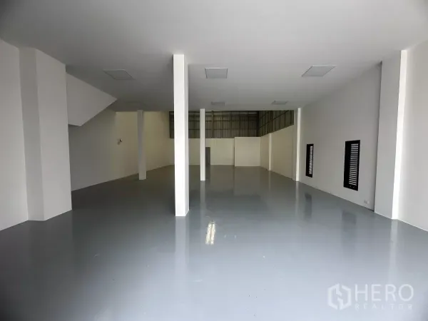 货栈 出售在Khlong Luang, Pathum Thani - 仓库内部空间，环氧地坪、白墙与承重柱。