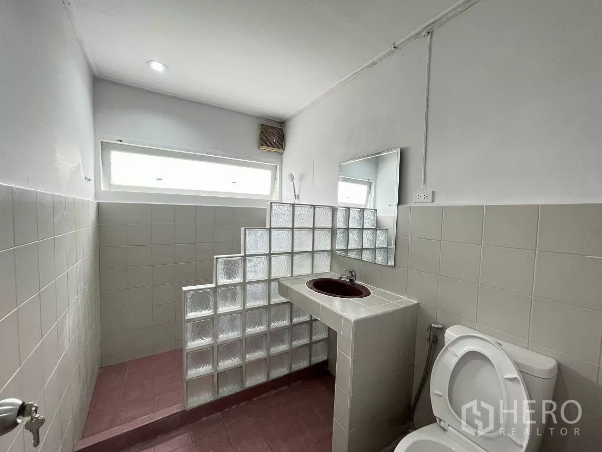 带办公室的家 出租在Din Daeng, Bangkok - 卫浴以玻璃砖分隔淋浴区，台面嵌入酒红色洗手盆。