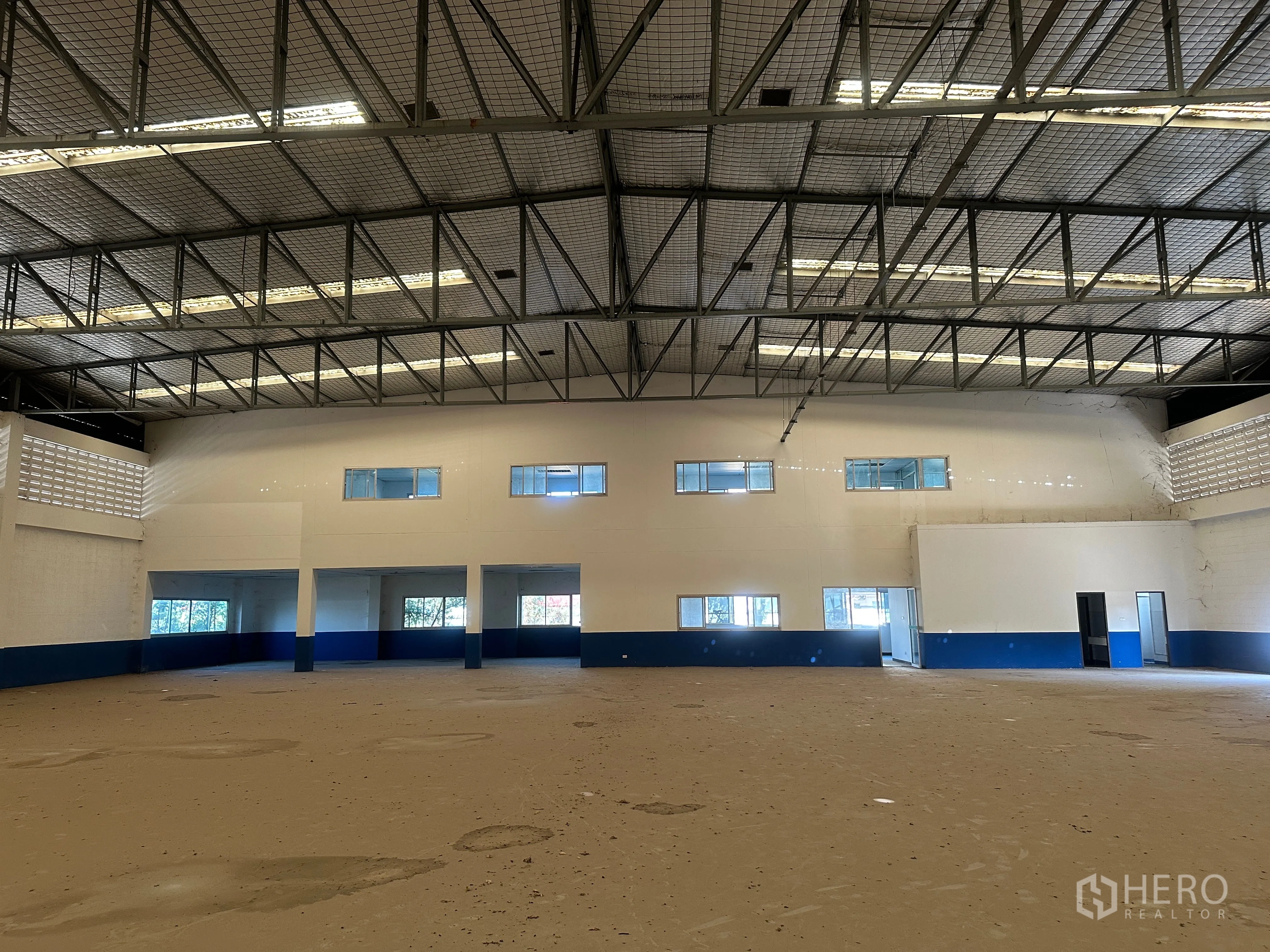 โรงงาน for rent in Bang Pa-in, Phra Nakhon Si Ayutthaya - มุมมองไปยังชั้นลอยสำนักงานพร้อมหน้าต่างหลายบานเหนือช่องทำงาน