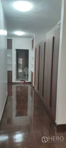 อพาร์ทเมนท์ ให้เช่าในPathum Wan, Bangkok - โถงทางเดินยาวพร้อมตู้บิวท์อินเต็มผนังเชื่อมไปยังห้องน้ำ