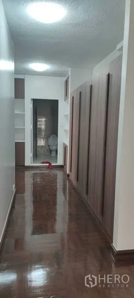 อพาร์ทเมนท์ ให้เช่าในPathum Wan, Bangkok - โถงทางเดินยาวพร้อมตู้บิวท์อินเต็มผนังเชื่อมไปยังห้องน้ำ