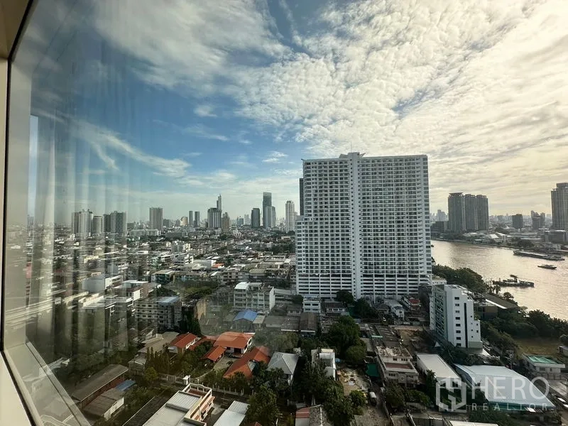 คอนโด ขายในKhlong San, Bangkok - วิวชั้นสูงของสกายไลน์กรุงเทพฯและแม่น้ำเจ้าพระยาจากหน้าต่าง.