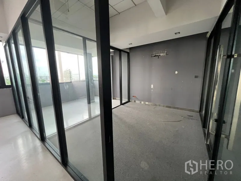 Office Space for rent in Mueang Samut Prakan, Samut Prakan - Small private office enclosed by glass walls and a grey accent wall.