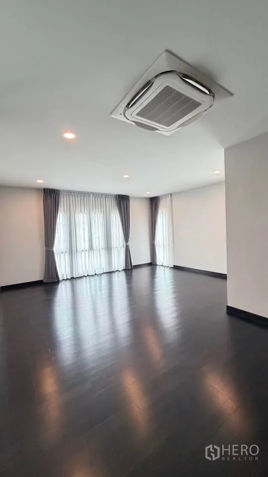 Detached House for rent in Bang Phli, Samut Prakan - Large room with cassette ceiling air conditioner and wraparound windows.