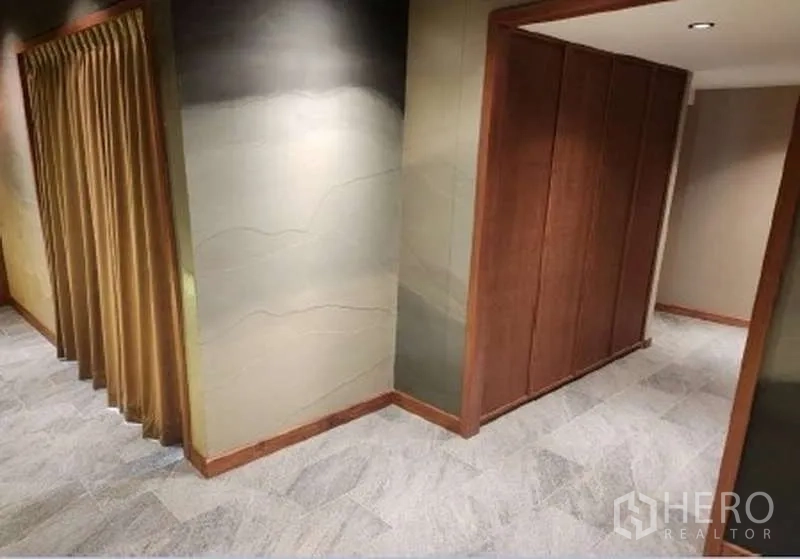 พื้นที่ขายปลีก ให้เช่าในWatthana, Bangkok - โถงทางเดินผนังลวดลายพร้อมตู้บิลท์อินไม้