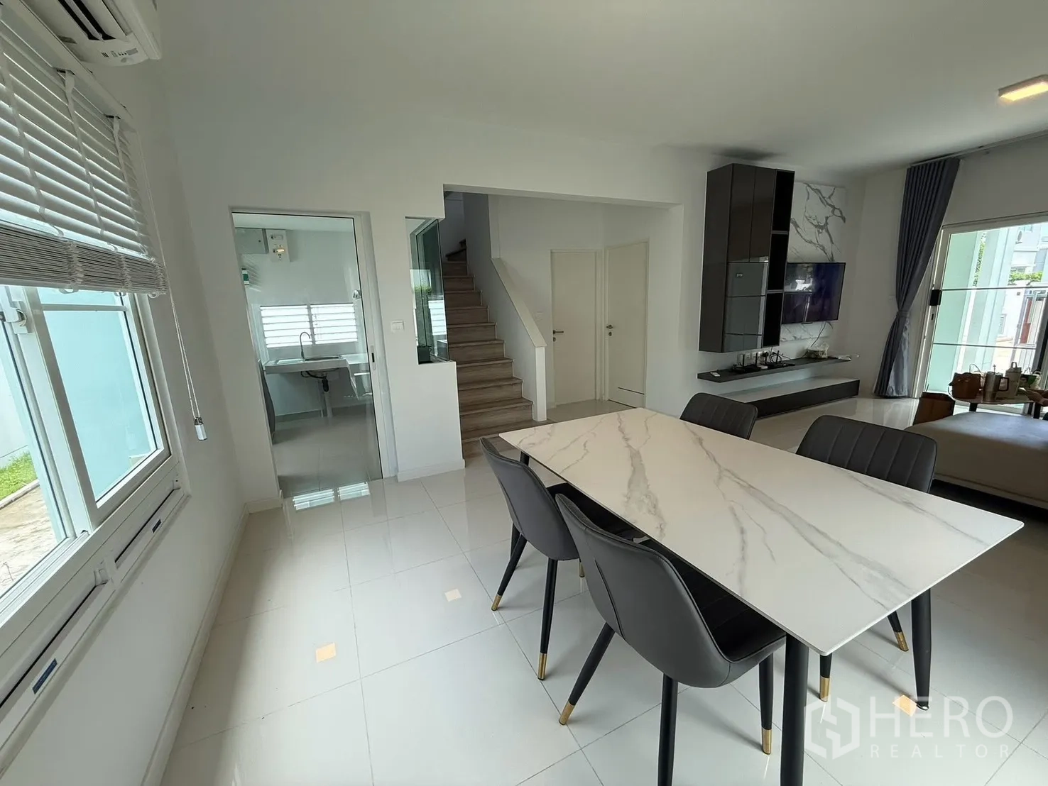 บ้านเดี่ยว for rent in Bang Phli, Samut Prakan - พื้นที่รับประทานอาหารเชื่อมต่อห้องนั่งเล่นทีวีติดผนังและโถงบันได