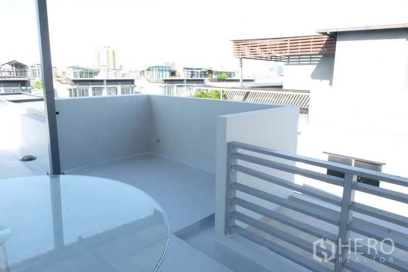 Home Office for rent in Wang Thonglang, Bangkok - Upper terrace balcony with city views across the Rama 9 area.