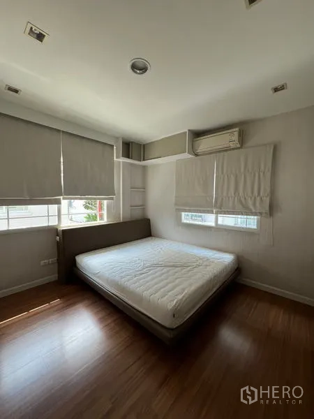 บ้าน ให้เช่าในBang Kapi, Bangkok - ห้องนอนรองพร้อมเตียงคู่ ม่านบังแสง และพื้นลามิเนตไม้