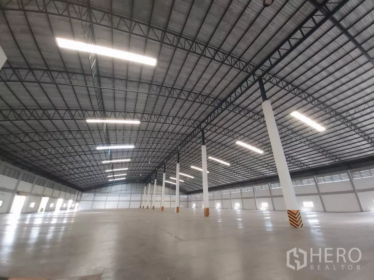 คลังสินค้า ให้เช่าในBang Bo, Samut Prakan - โกดังโล่งกว้าง เสาเรียงตัวสม่ำเสมอและไฟส่องสว่างทั่วถึง