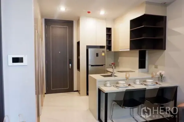 คอนโด ให้เช่า - ครัวแบบเปิดพร้อมเคาน์เตอร์บาร์ ตู้บิลท์อิน และตู้เย็นสแตนเลส