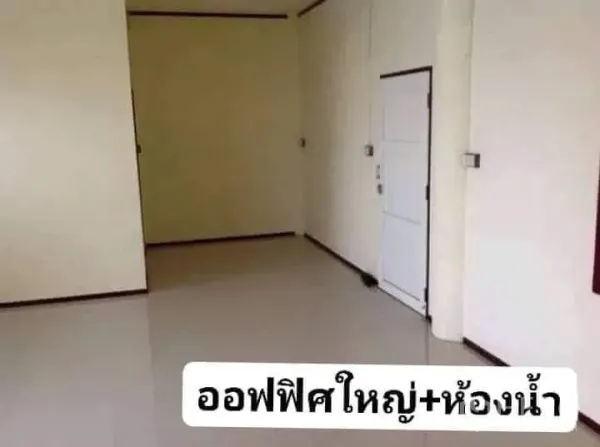 货栈 出租在Nakhon Pathom - 仓库内办公室，浅色墙面与瓷砖地面，带独立卫生间的门。