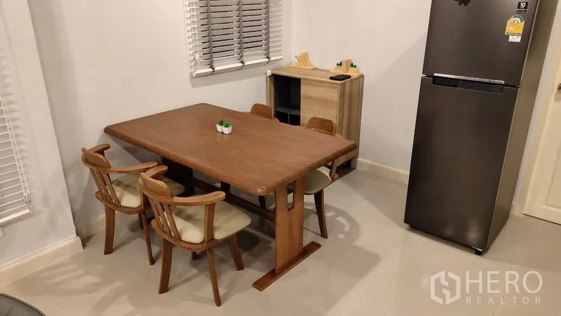 独立式住宅 出租在Prawet, Bangkok - 早餐角，木质餐桌椅，旁有大冰箱