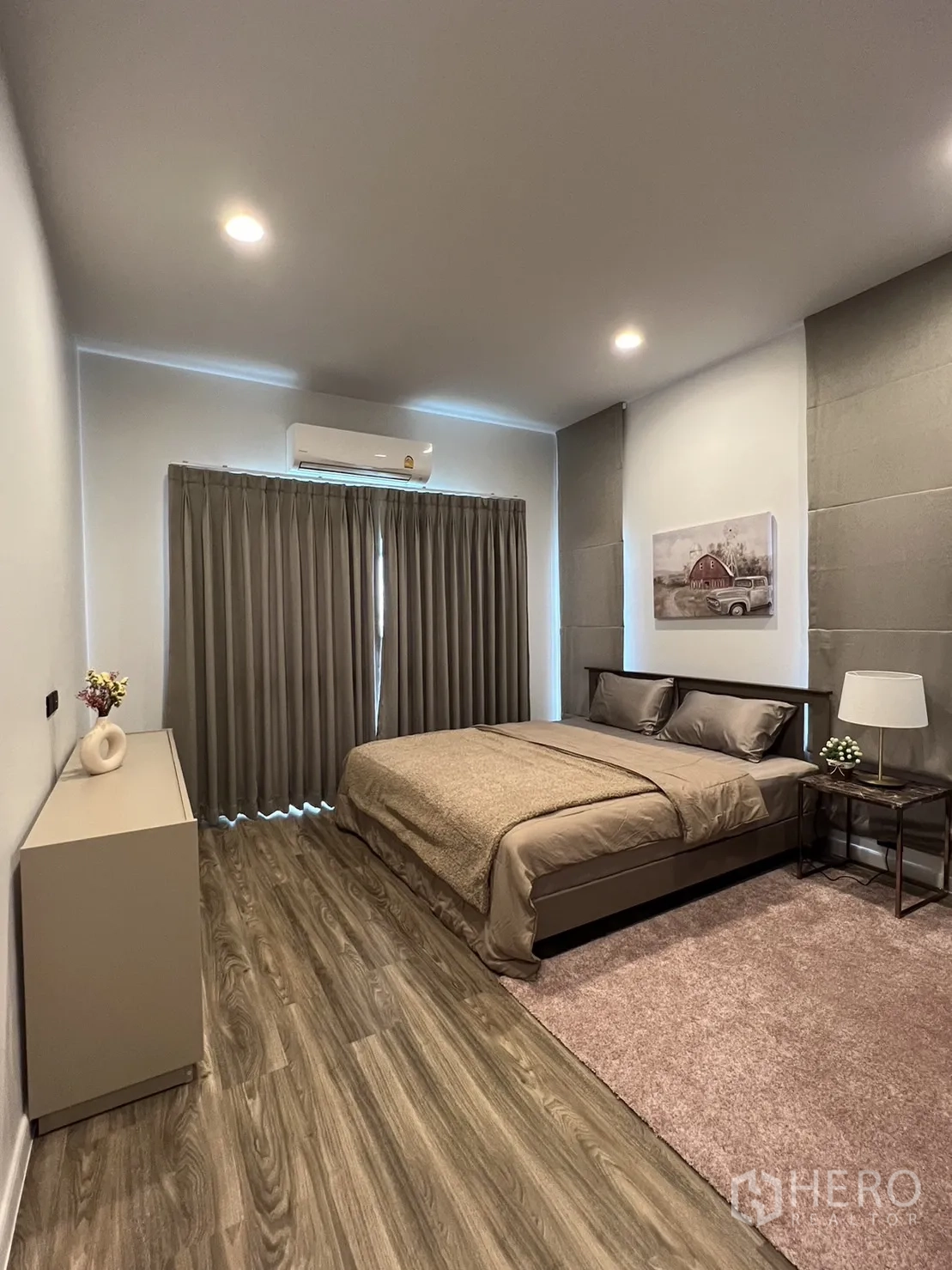 บ้าน ให้เช่าในBang Kapi, Bangkok - ห้องนอนที่สอง เตียงคิงไซส์ ตู้เสื้อผ้า และไฟอบอุ่น