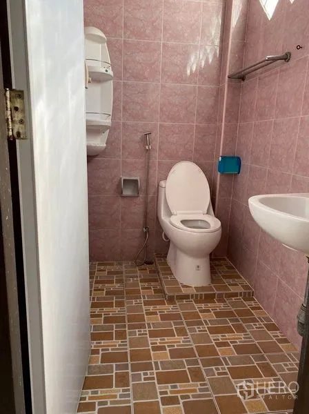 พื้นที่ขายปลีก ให้เช่าในSathon, Bangkok - ห้องน้ำผนังกระเบื้องชมพู พร้อมโถสุขภัณฑ์และอ่างล้างมือ