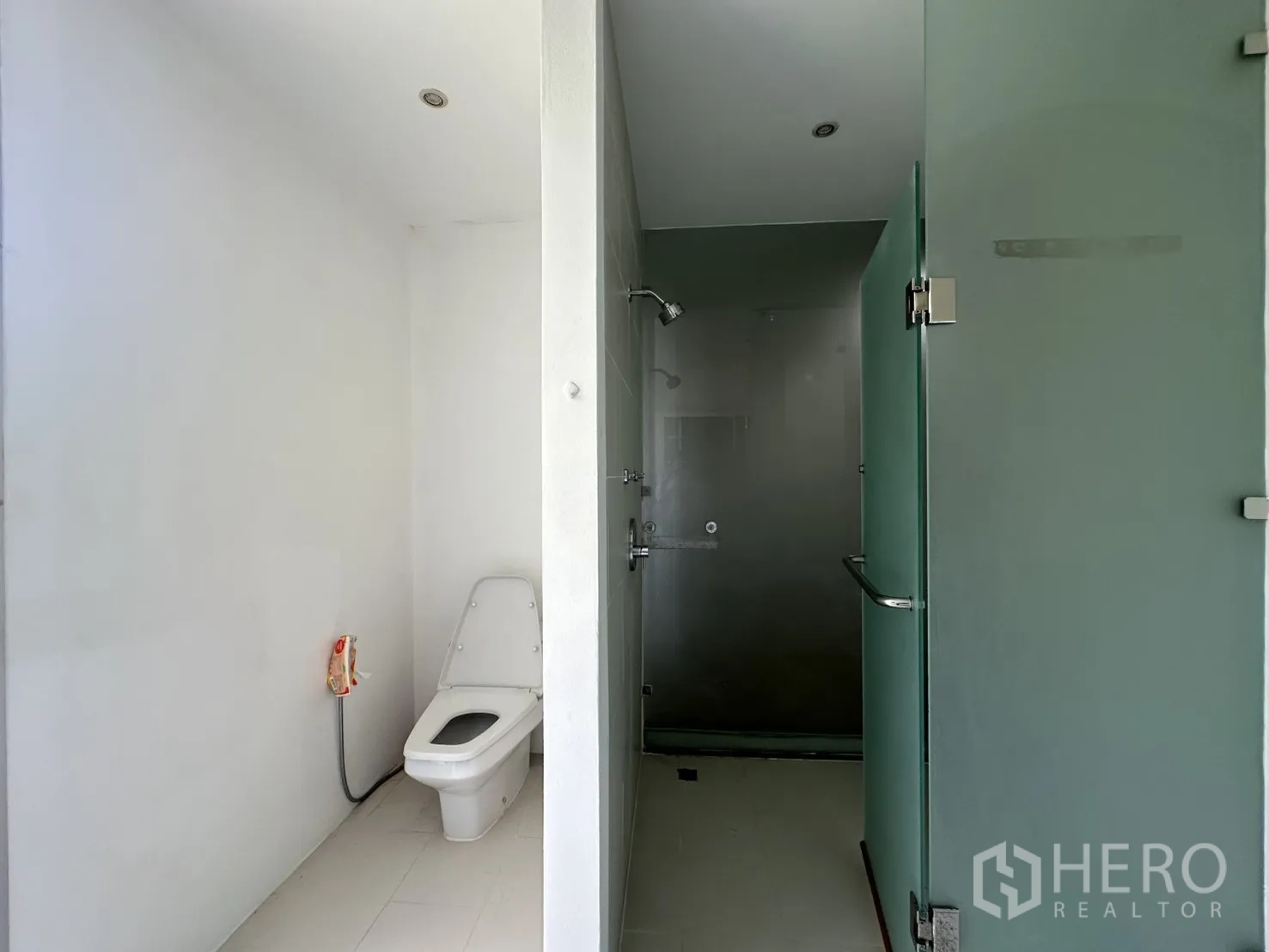 Home Office for rent in Phra Khanong, Bangkok - Ground-floor toilet and a separate glass-enclosed shower.