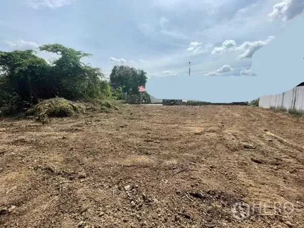 ที่ดิน ให้เช่าในMueang Nonthaburi, Nonthaburi - ที่ดินเปล่าปรับระดับแล้ว มีแนวต้นไม้ด้านข้างและท้องฟ้าเปิด.