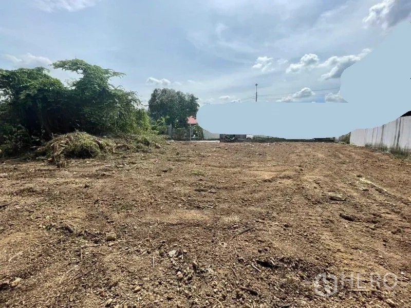 ที่ดิน ให้เช่าในMueang Nonthaburi, Nonthaburi - ที่ดินเปล่าปรับระดับแล้ว มีแนวต้นไม้ด้านข้างและท้องฟ้าเปิด.