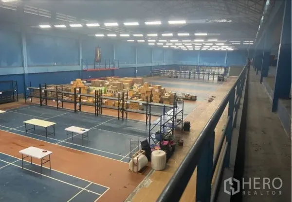 คลังสินค้า ให้เช่าในSaphan Sung, Bangkok - พื้นที่เก็บสินค้าภายในกว้าง มีชั้นวางและพัสดุ ใต้ไฟเพดานต่อเนื่อง