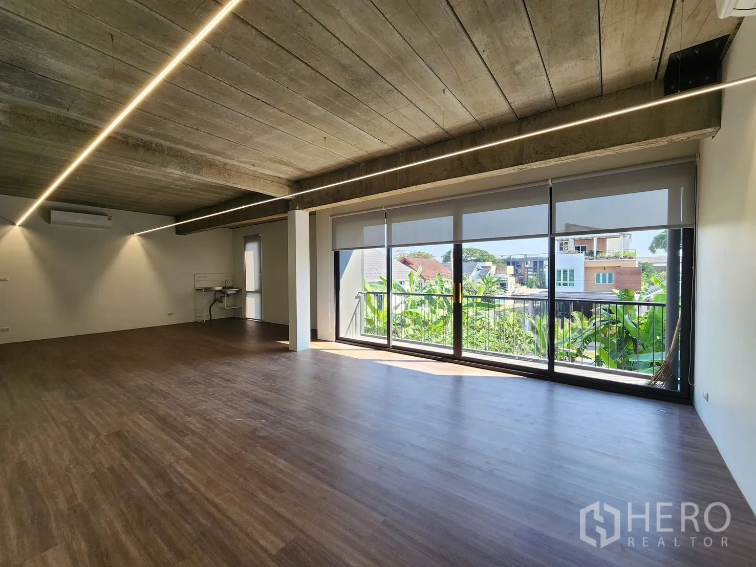 家庭办公室 for rent in Chatuchak, Bangkok - 明亮办公室，落地推拉门连接阳台并享绿景。